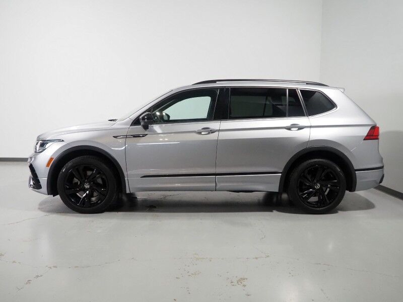 2023 Volkswagen Tiguan 2.0T SE R-Line Black *PANORAMA MOONROOF, ADAPTIVE CRUISE, DIGITAL COCKPIT, SAFETY ALERTS, BACKUP-CAMERA, COLOR TOUCHSCREEN, HEATED SEATS, 3RD ROW SEATING, REMOTE START, 19 INCH WHEELS, WIRELESS CHARGING, ANDROID & APPLE Round Rock TX