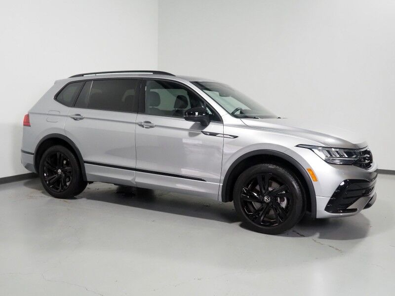 2023 Volkswagen Tiguan 2.0T SE R-Line Black *PANORAMA MOONROOF, ADAPTIVE CRUISE, DIGITAL COCKPIT, SAFETY ALERTS, BACKUP-CAMERA, COLOR TOUCHSCREEN, HEATED SEATS, 3RD ROW SEATING, REMOTE START, 19 INCH WHEELS, WIRELESS CHARGING, ANDROID & APPLE