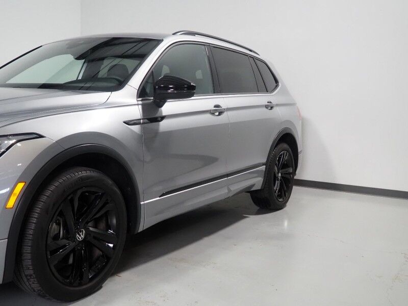 2023 Volkswagen Tiguan 2.0T SE R-Line Black *PANORAMA MOONROOF, ADAPTIVE CRUISE, DIGITAL COCKPIT, SAFETY ALERTS, BACKUP-CAMERA, COLOR TOUCHSCREEN, HEATED SEATS, 3RD ROW SEATING, REMOTE START, 19 INCH WHEELS, WIRELESS CHARGING, ANDROID & APPLE Round Rock TX