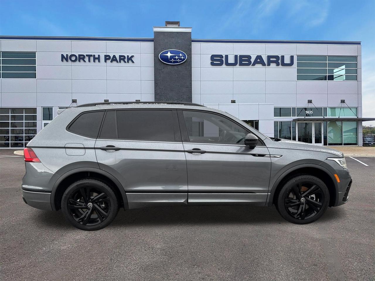 2023 Volkswagen Tiguan SE R-Line Black