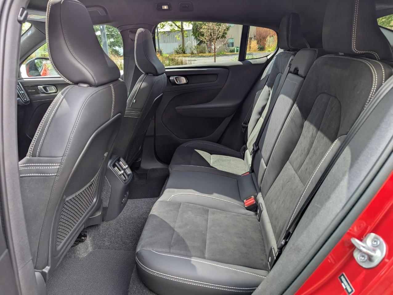 2023 Volvo C40 Recharge AWD Twin Motor ULTIMATE | 402hp, HK Premium Audio, Pilot Assist, 360 Cam, 4 Heated Seats & Wheel Portland OR