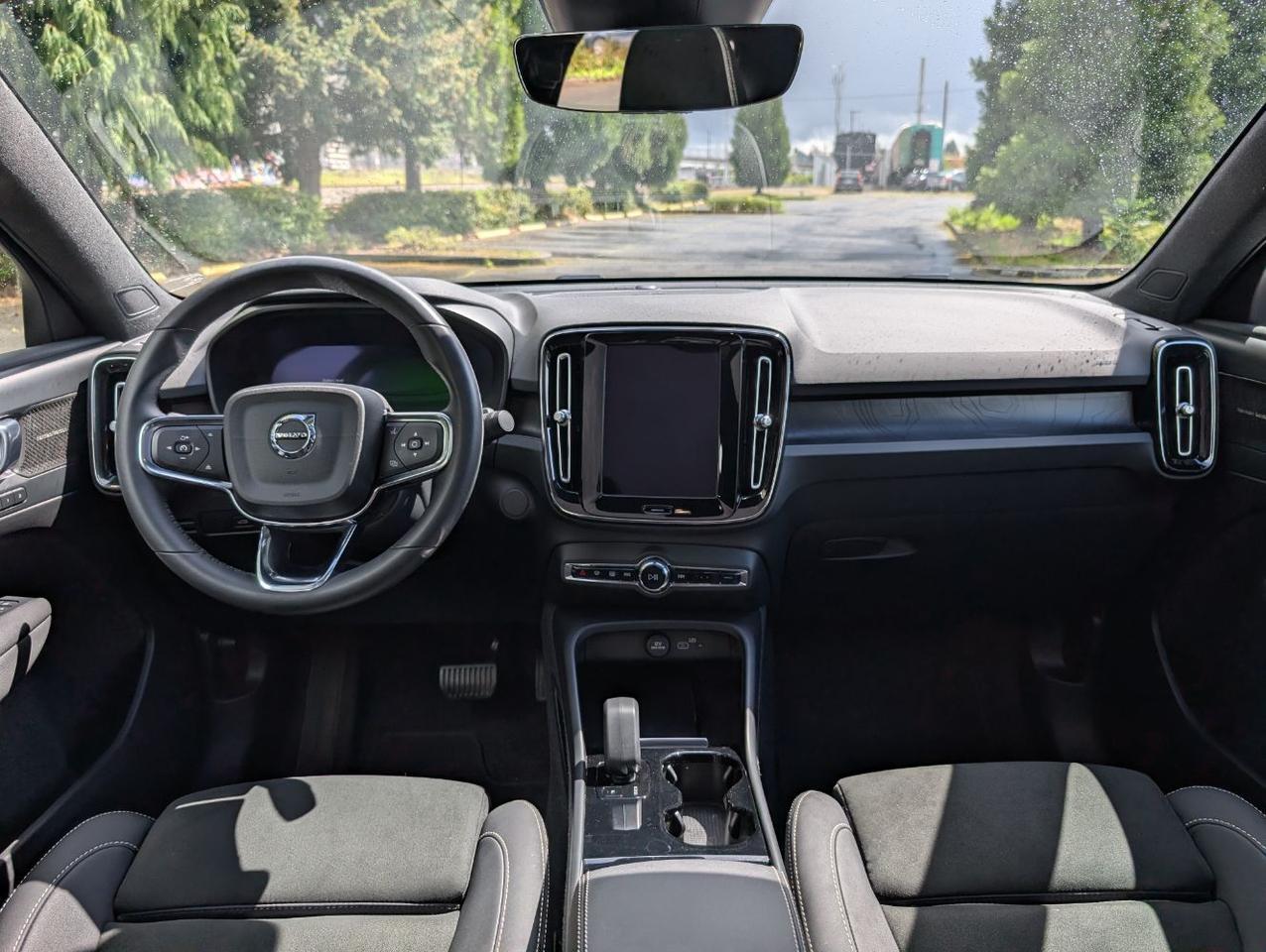 2023 Volvo C40 Recharge AWD Twin Motor ULTIMATE | 402hp, HK Premium Audio, Pilot Assist, 360 Cam, 4 Heated Seats & Wheel Portland OR