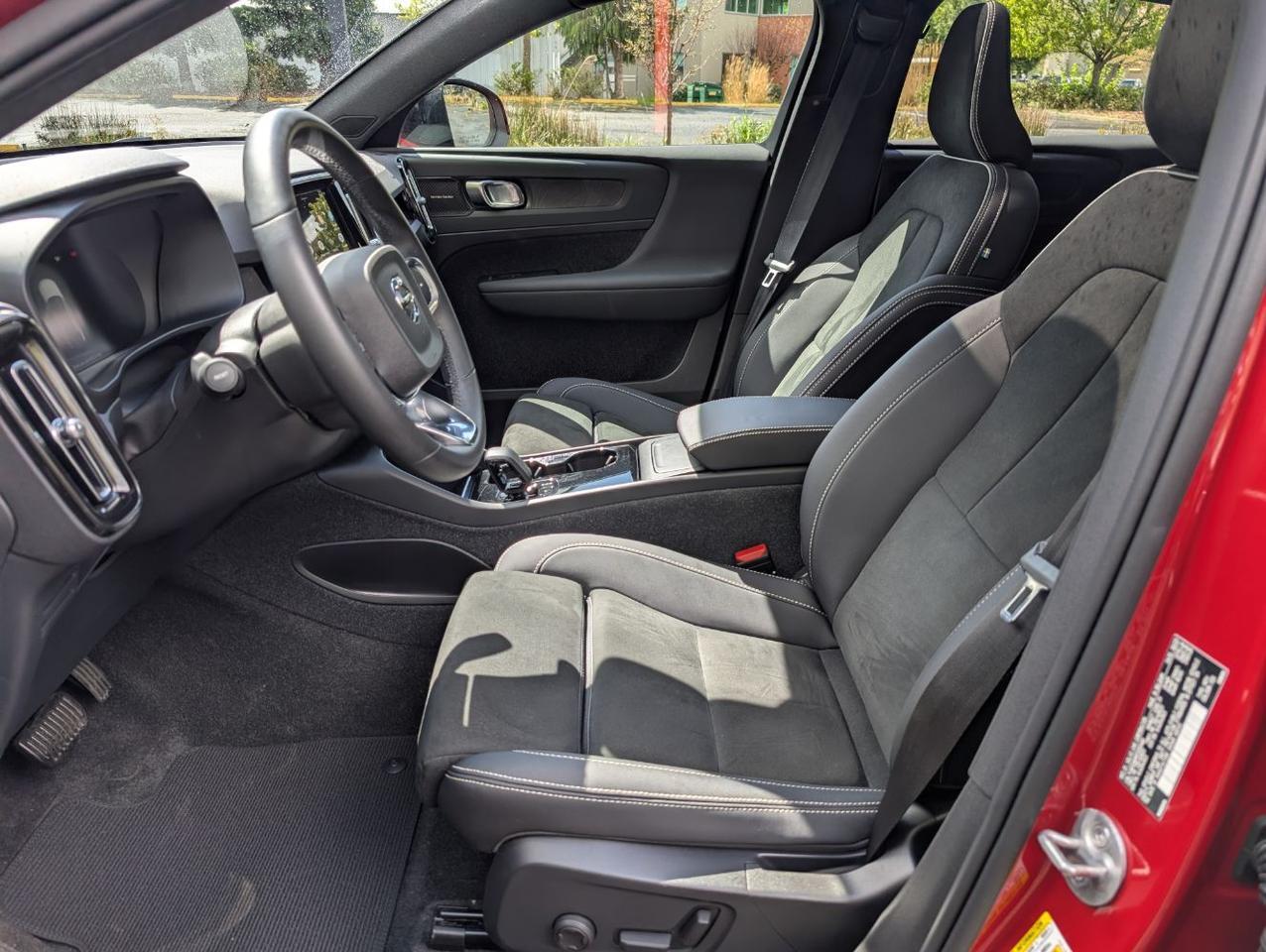 2023 Volvo C40 Recharge AWD Twin Motor ULTIMATE | 402hp, HK Premium Audio, Pilot Assist, 360 Cam, 4 Heated Seats & Wheel Portland OR