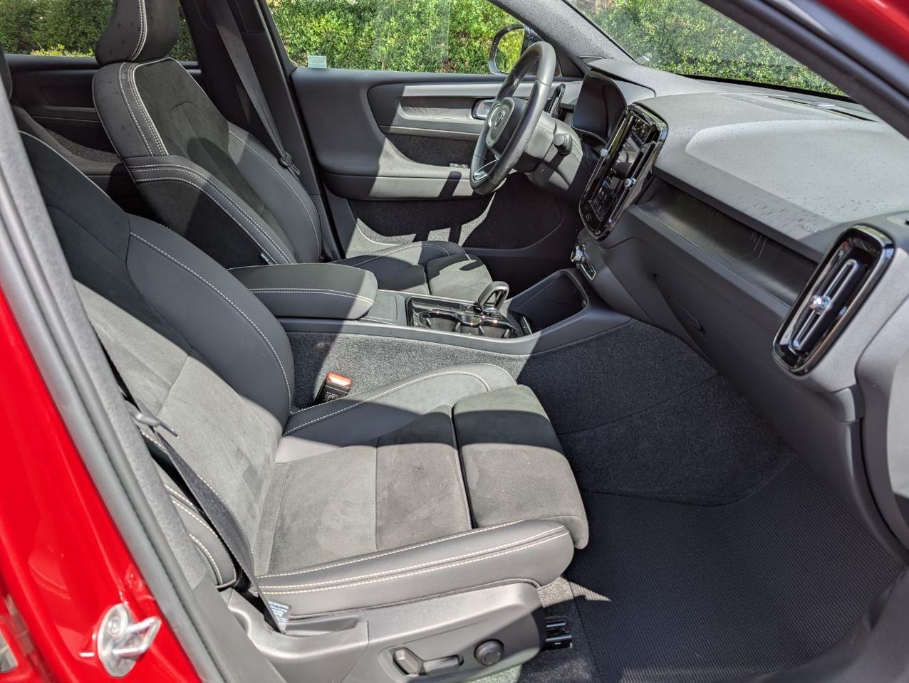 2023 Volvo C40 Recharge AWD Twin Motor ULTIMATE | 402hp, HK Premium Audio, Pilot Assist, 360 Cam, 4 Heated Seats & Wheel Portland OR