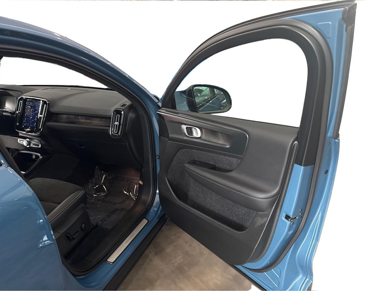 2023 Volvo C40 Recharge Pure Electric Pure Electric Plus Twin eAWD/NO ACCIDENT/CLEAN CARFAX/ONE OWNER Richmond Hill ON