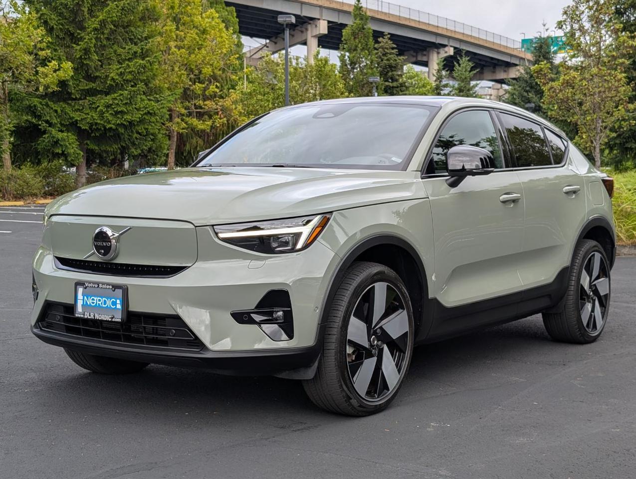 2023 Volvo C40 Recharge Twin Motor ULTIMATE | 402hp, HK Premium Audio, Pilot Assist, 360 Cam, 4 Heated Seats & Wheel Portland OR