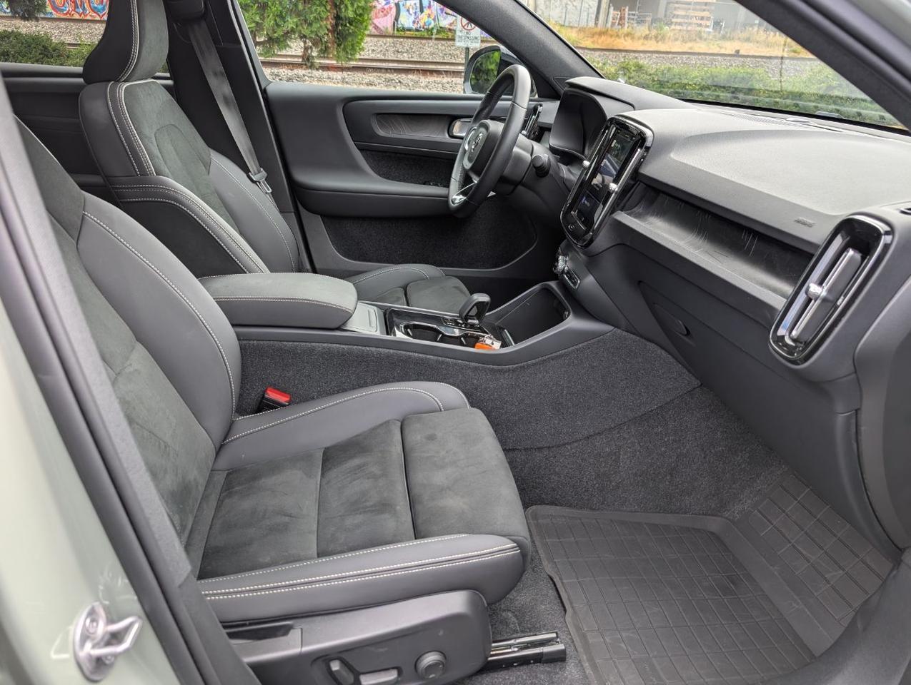 2023 Volvo C40 Recharge Twin Motor ULTIMATE | 402hp, HK Premium Audio, Pilot Assist, 360 Cam, 4 Heated Seats & Wheel Portland OR