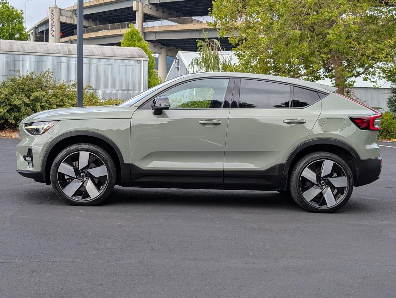 2023 Volvo C40 Recharge Twin Motor ULTIMATE | 402hp, HK Premium Audio, Pilot Assist, 360 Cam, 4 Heated Seats & Wheel Portland OR