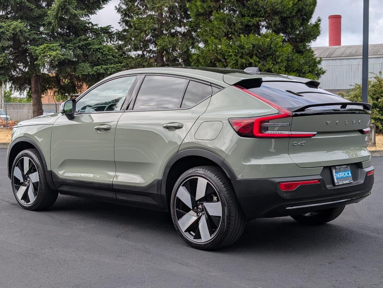 2023 Volvo C40 Recharge Twin Motor ULTIMATE | 402hp, HK Premium Audio, Pilot Assist, 360 Cam, 4 Heated Seats & Wheel Portland OR