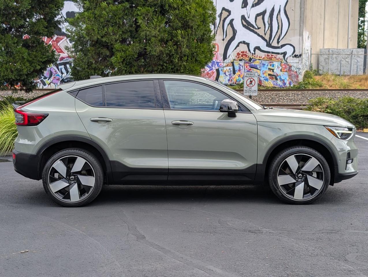 2023 Volvo C40 Recharge Twin Motor ULTIMATE | 402hp, HK Premium Audio, Pilot Assist, 360 Cam, 4 Heated Seats & Wheel Portland OR