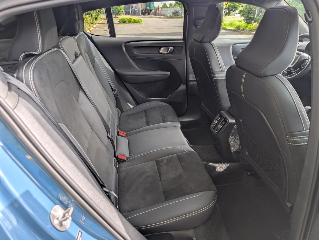 2023 Volvo C40 Recharge Twin Motor ULTIMATE | 402hp, HK Premium Audio, Pilot Assist, 360 Cam, 4 Heated Seats & Wheel Portland OR