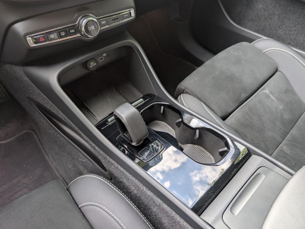 2023 Volvo C40 Recharge Twin Motor ULTIMATE | 402hp, HK Premium Audio, Pilot Assist, 360 Cam, 4 Heated Seats & Wheel Portland OR