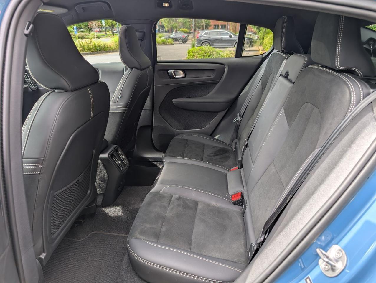 2023 Volvo C40 Recharge Twin Motor ULTIMATE | 402hp, HK Premium Audio, Pilot Assist, 360 Cam, 4 Heated Seats & Wheel Portland OR