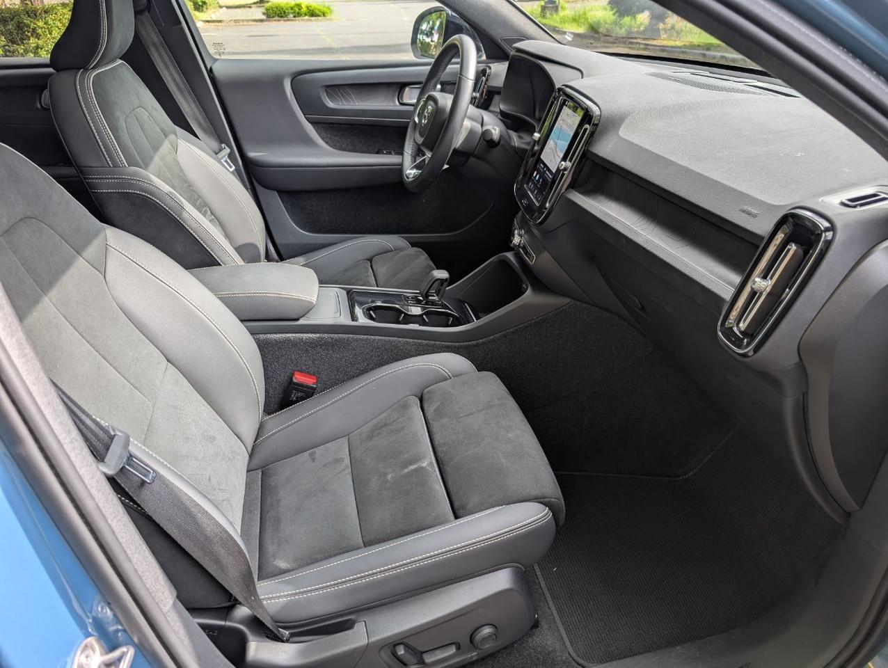 2023 Volvo C40 Recharge Twin Motor ULTIMATE | 402hp, HK Premium Audio, Pilot Assist, 360 Cam, 4 Heated Seats & Wheel Portland OR