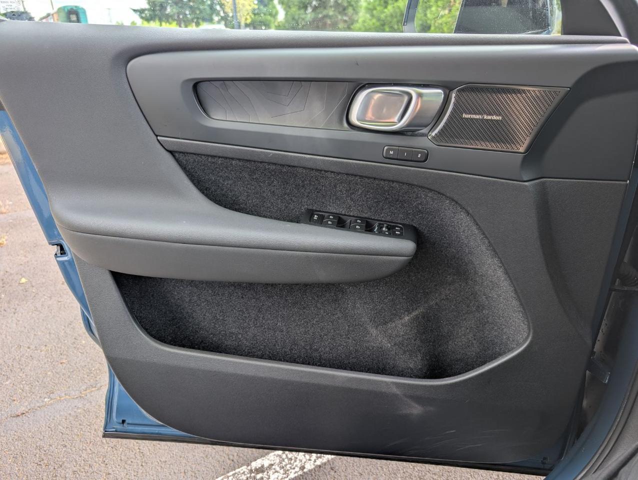 2023 Volvo C40 Recharge Twin Motor ULTIMATE | 402hp, HK Premium Audio, Pilot Assist, 360 Cam, 4 Heated Seats & Wheel Portland OR