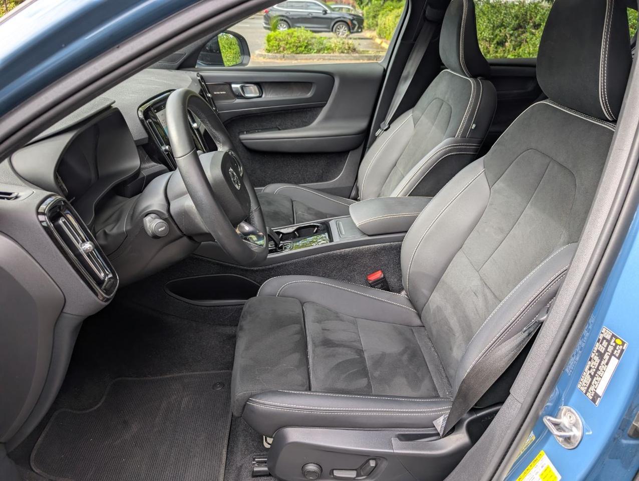 2023 Volvo C40 Recharge Twin Motor ULTIMATE | 402hp, HK Premium Audio, Pilot Assist, 360 Cam, 4 Heated Seats & Wheel Portland OR