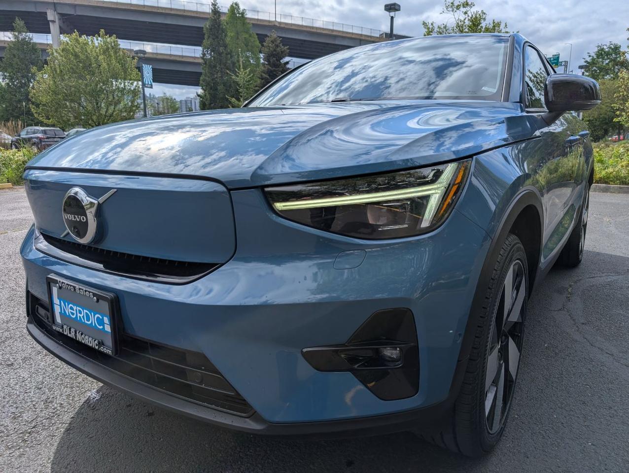 2023 Volvo C40 Recharge Twin Motor ULTIMATE | 402hp, HK Premium Audio, Pilot Assist, 360 Cam, 4 Heated Seats & Wheel Portland OR