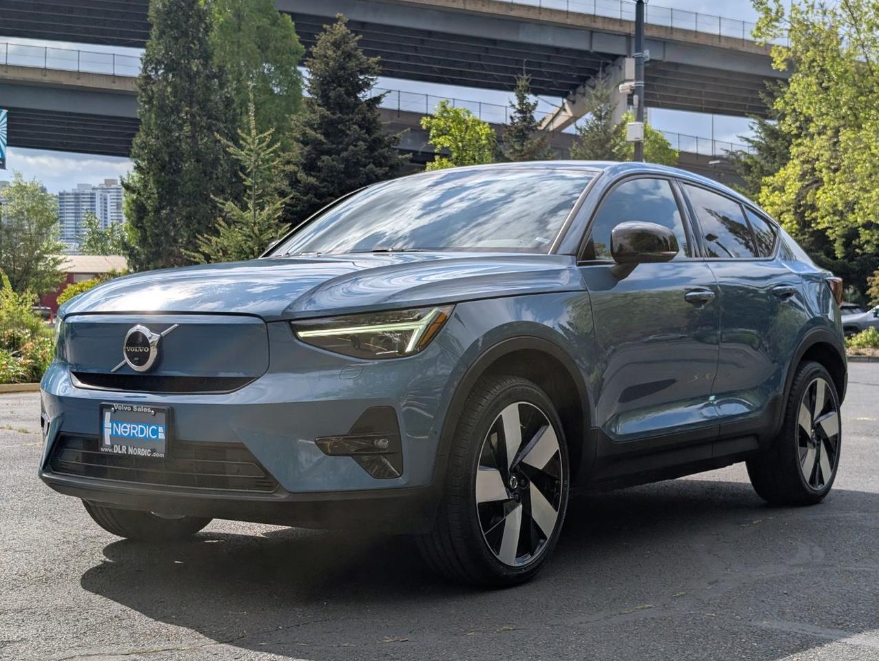 2023 Volvo C40 Recharge Twin Motor ULTIMATE | 402hp, HK Premium Audio, Pilot Assist, 360 Cam, 4 Heated Seats & Wheel Portland OR