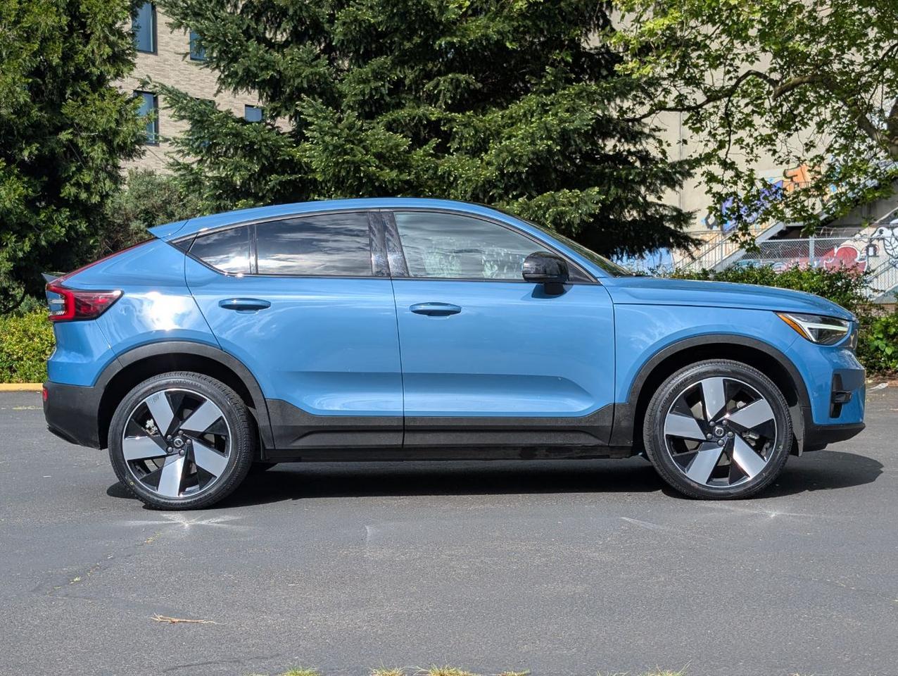 2023 Volvo C40 Recharge Twin Motor ULTIMATE | 402hp, HK Premium Audio, Pilot Assist, 360 Cam, 4 Heated Seats & Wheel Portland OR