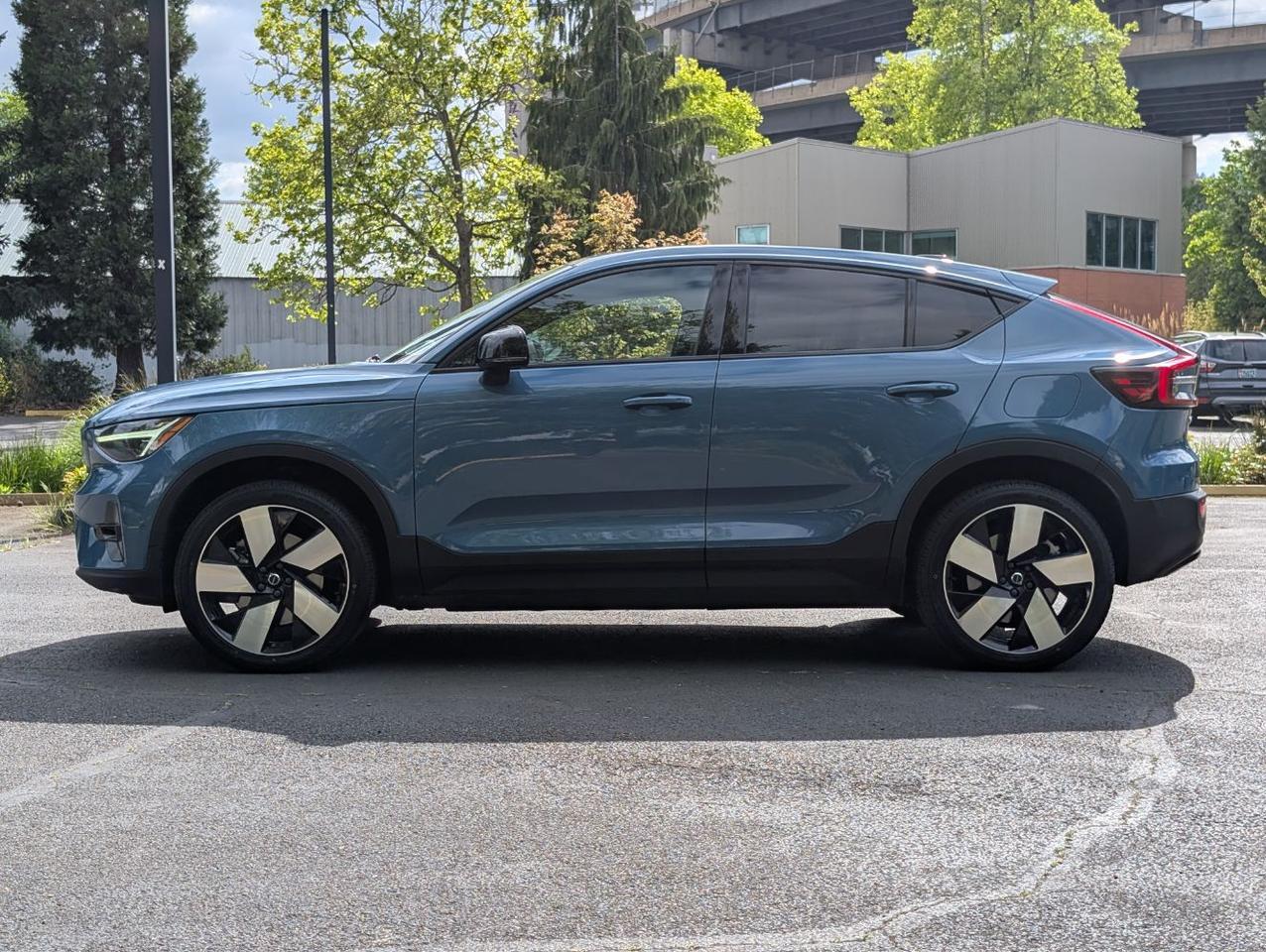 2023 Volvo C40 Recharge Twin Motor ULTIMATE | 402hp, HK Premium Audio, Pilot Assist, 360 Cam, 4 Heated Seats & Wheel Portland OR