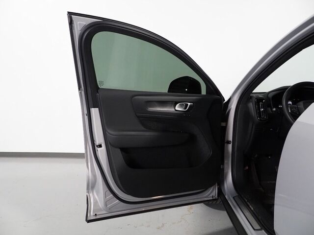 2023 Volvo C40 Recharge Twin Plus AWD *NAVIGATION, SAFETY ALERTS, 360 VIEW CAMERAS, COLOR TOUCHSCREEN, PANORAMA GLASS ROOF, HEATED SEATS, POWER LIFTGATE, 19 INCH ALLOYS, WIRELESS CHARGING Round Rock TX