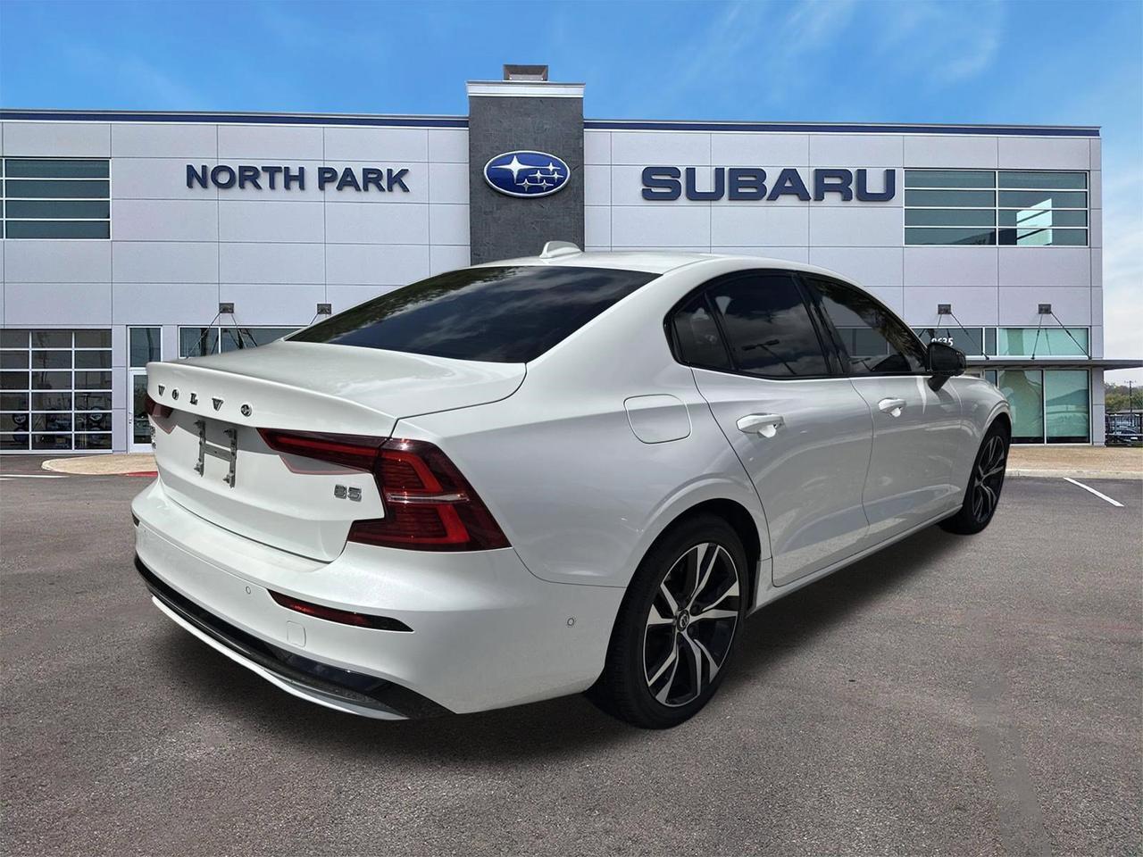 2023 Volvo S60 Plus Dark Theme