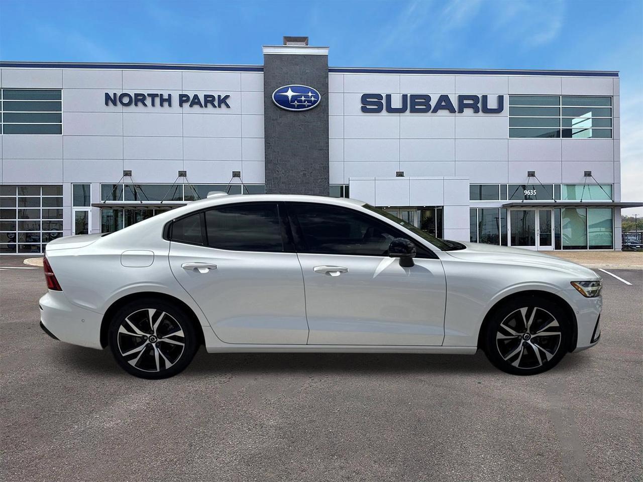 2023 Volvo S60 Plus Dark Theme