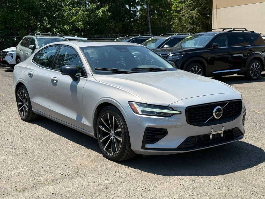 2023 Volvo S60 Recharge Plug-In Hybrid T8 Core Dark Theme