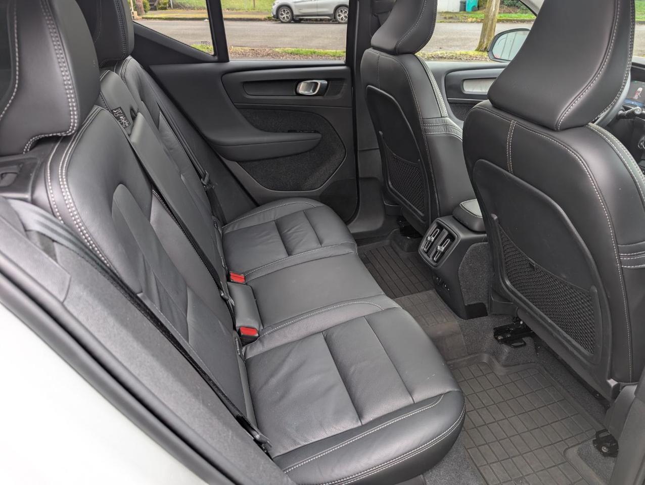 2023 Volvo XC40 B5 AWD Hybrid ULTIMATE w/Harman Kardon, Pilot Assist, 360 Cam, 4 Heated Seats & Wheel Portland OR