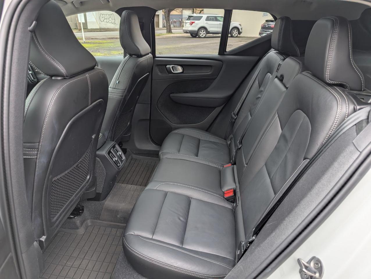 2023 Volvo XC40 B5 AWD Hybrid ULTIMATE w/Harman Kardon, Pilot Assist, 360 Cam, 4 Heated Seats & Wheel Portland OR