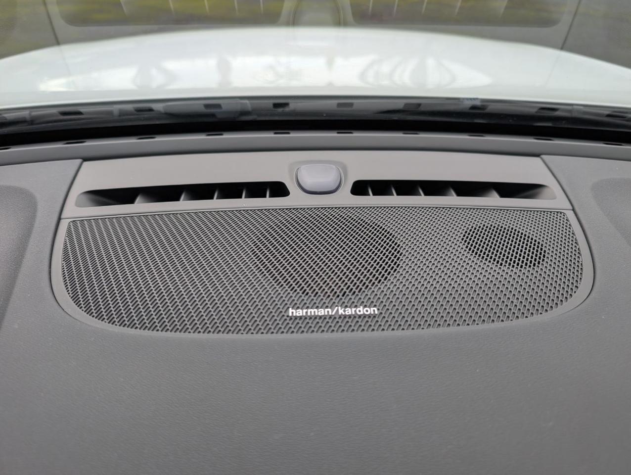 2023 Volvo XC40 B5 AWD Hybrid ULTIMATE w/Harman Kardon, Pilot Assist, 360 Cam, 4 Heated Seats & Wheel Portland OR