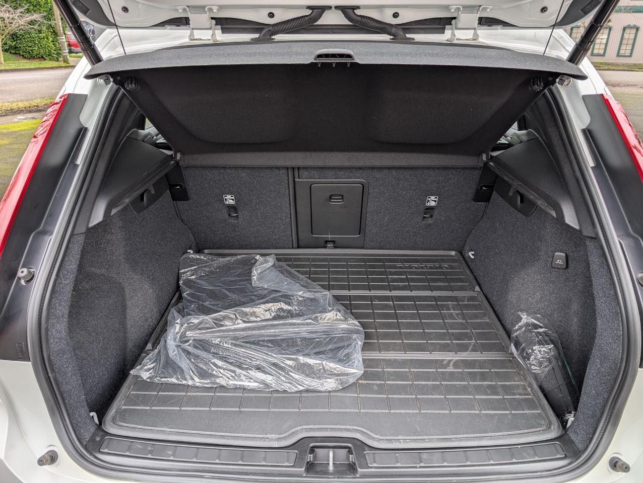 2023 Volvo XC40 B5 AWD Hybrid ULTIMATE w/Harman Kardon, Pilot Assist, 360 Cam, 4 Heated Seats & Wheel Portland OR