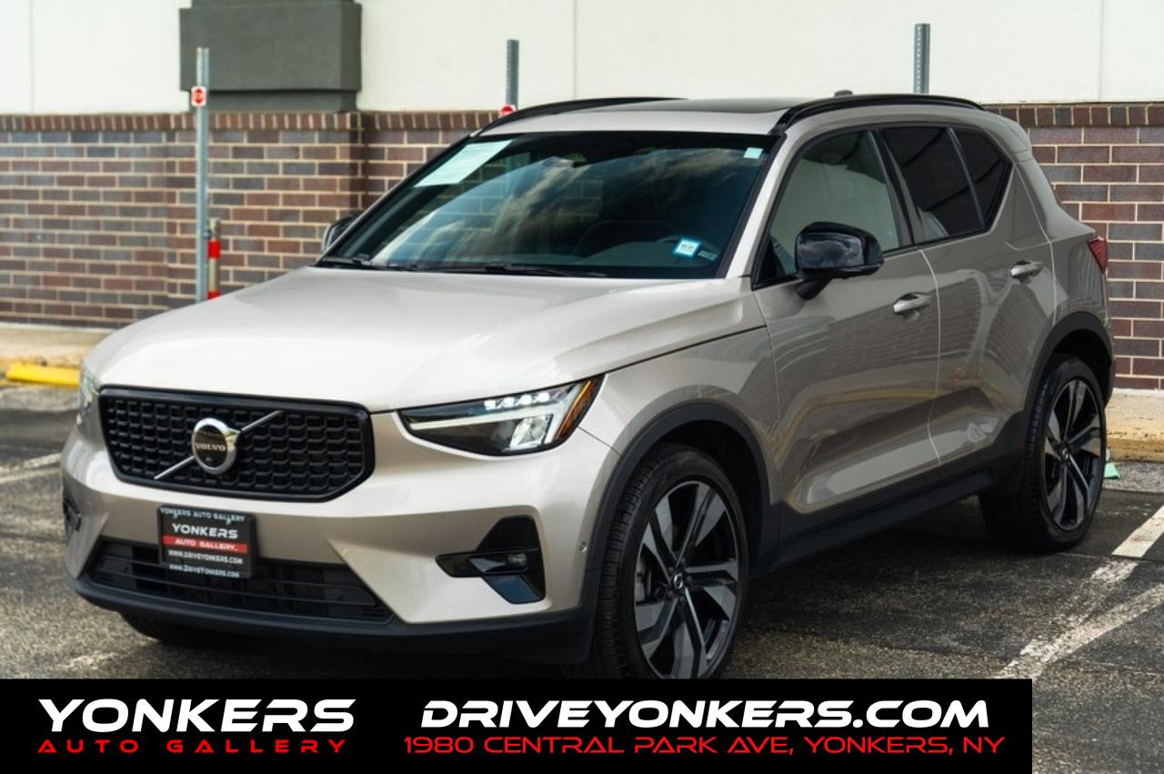 2023 Volvo XC40 B5 AWD Ultimate Dark Theme