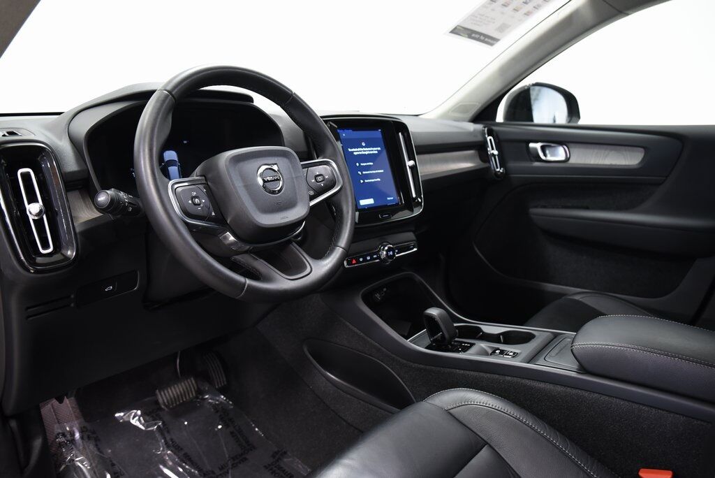 2023 Volvo XC40 B5 Core Akron