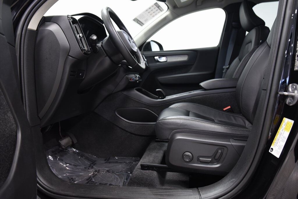 2023 Volvo XC40 B5 Core Akron