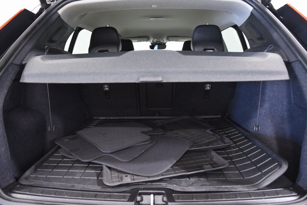 2023 Volvo XC40 B5 Core Akron