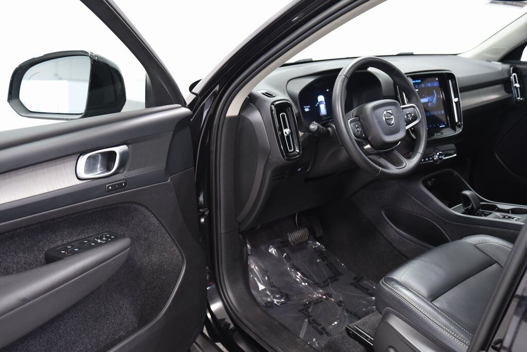 2023 Volvo XC40 B5 Core Akron