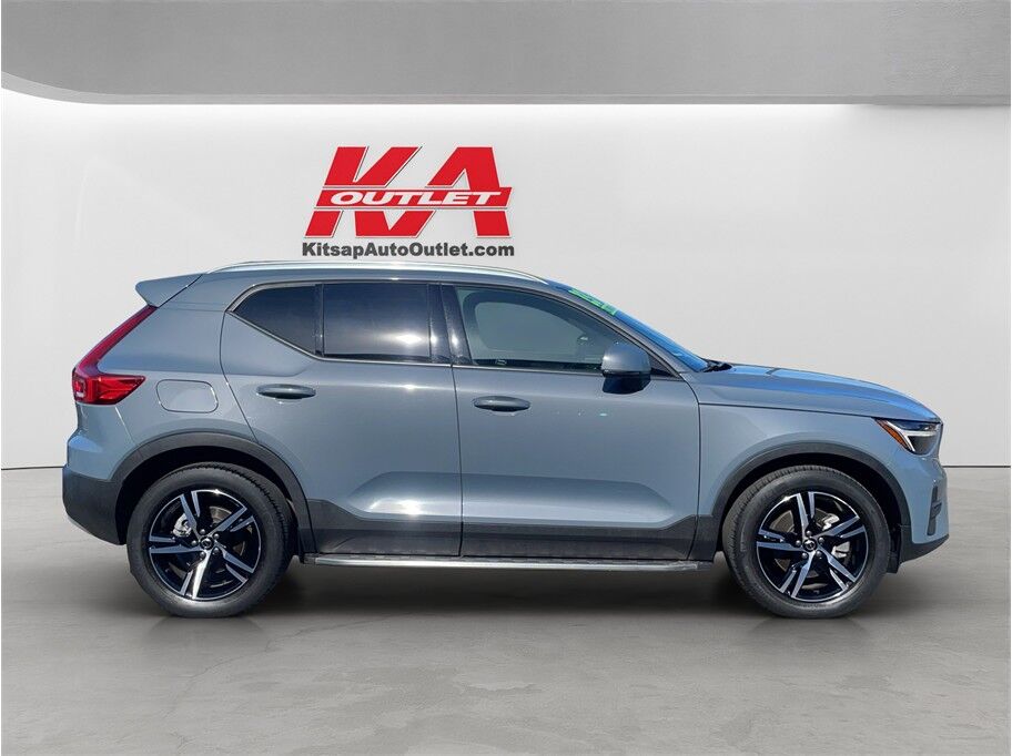 2023 Volvo XC40 B5 Core Sport Utility 4D