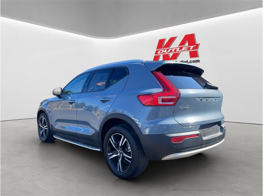 2023 Volvo XC40 B5 Core Sport Utility 4D