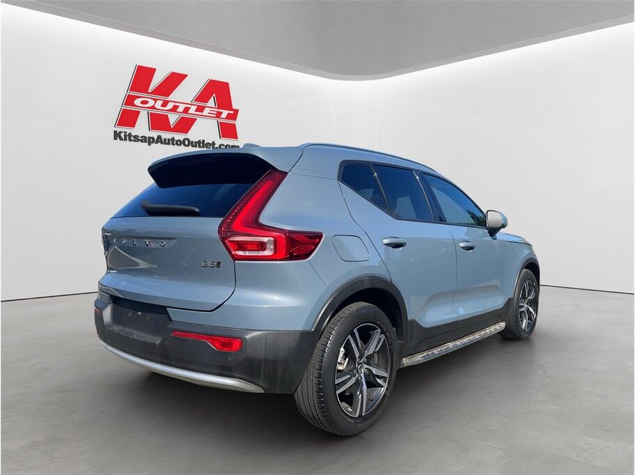 2023 Volvo XC40 B5 Core Sport Utility 4D