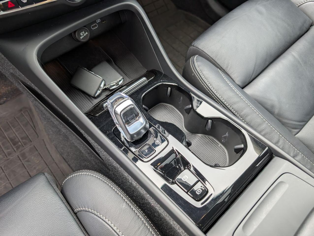 2023 Volvo XC40 B5 Hybrid AWD ULTIMATE | HK Premium Audio, Pilot Assist, 360° Cam, 4 Heated Seats & Heated Wheel Portland OR