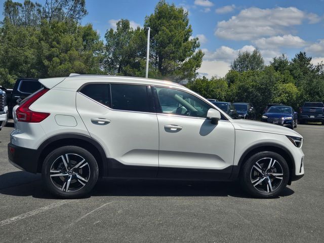 2023 Volvo XC40 B5 Plus Bright Theme