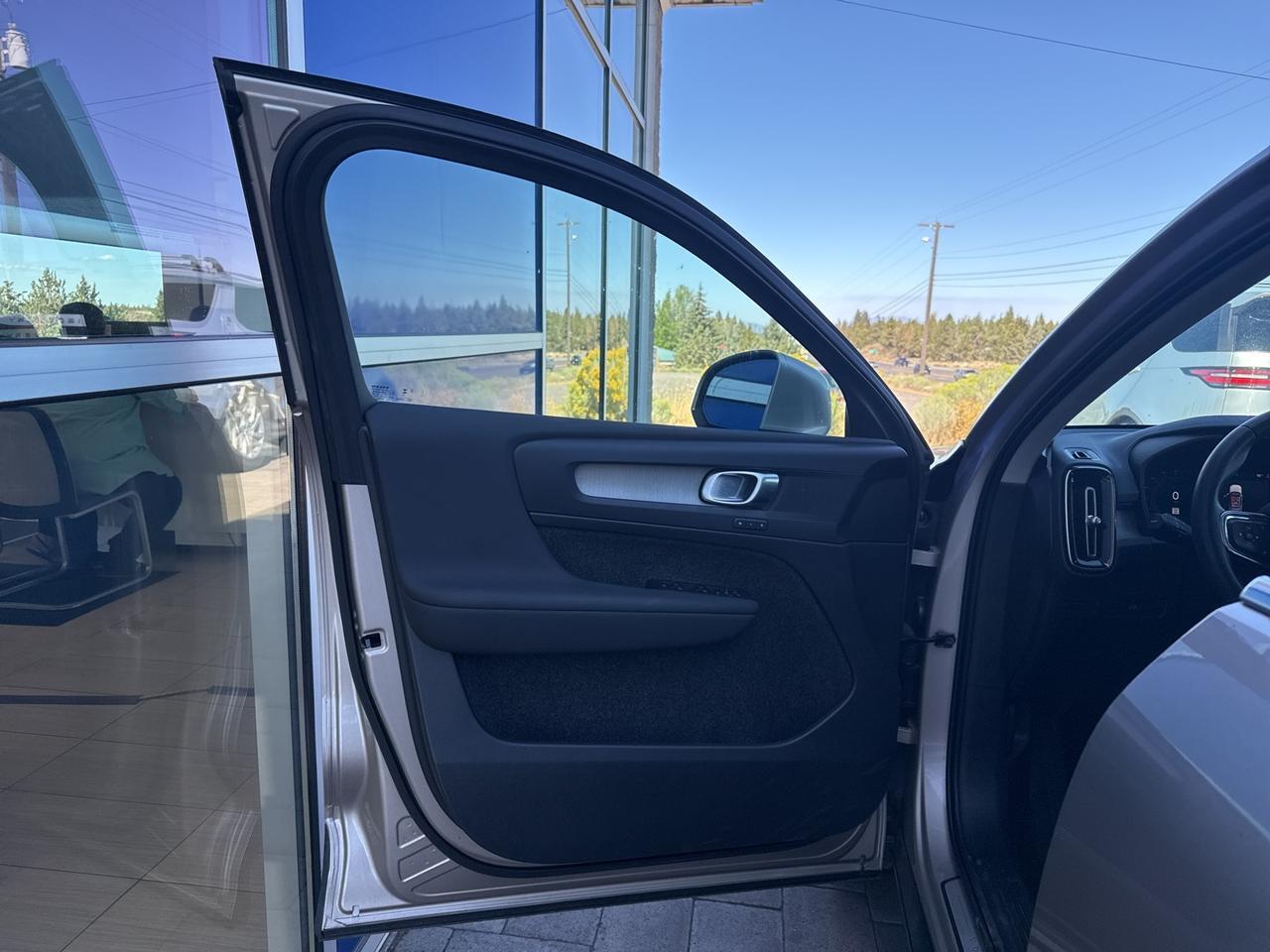 2023 Volvo XC40 B5 Plus Bright Theme Bend OR