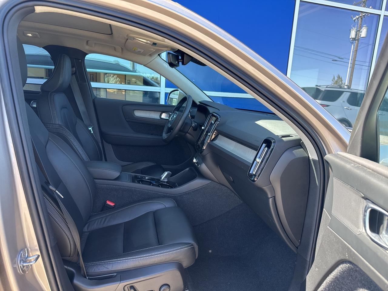 2023 Volvo XC40 B5 Plus Bright Theme Bend OR