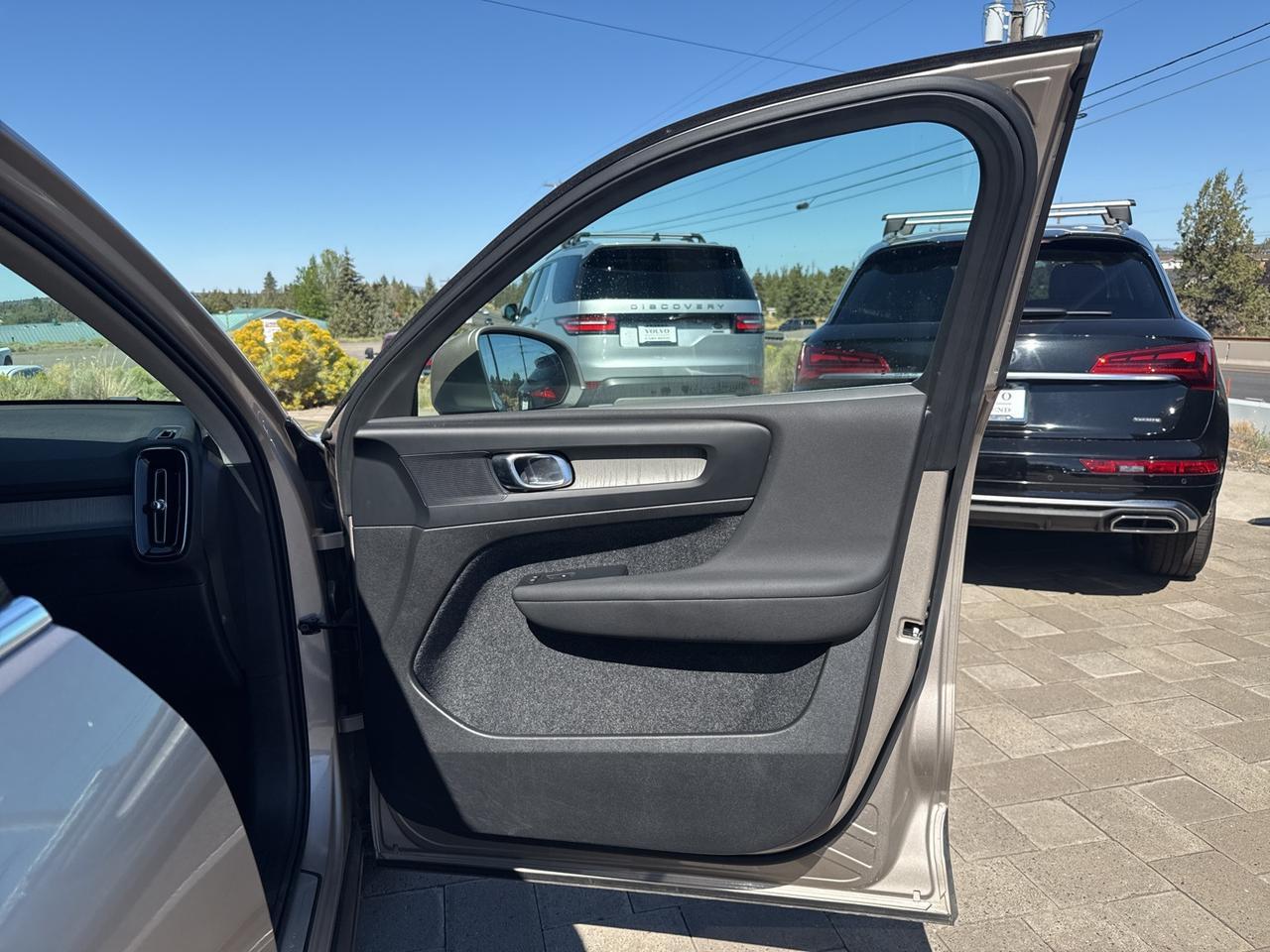 2023 Volvo XC40 B5 Plus Bright Theme Bend OR