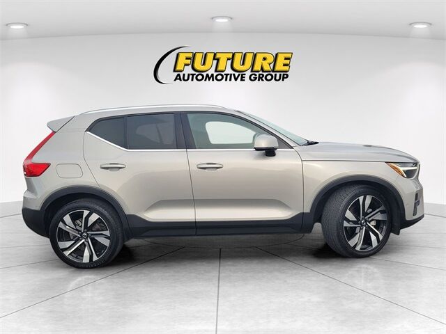 2023 Volvo XC40 B5 Plus Bright Theme