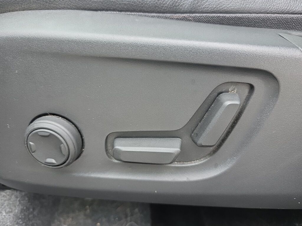 2023 Volvo XC40 B5 Plus Bright Theme Hunt Valley MD