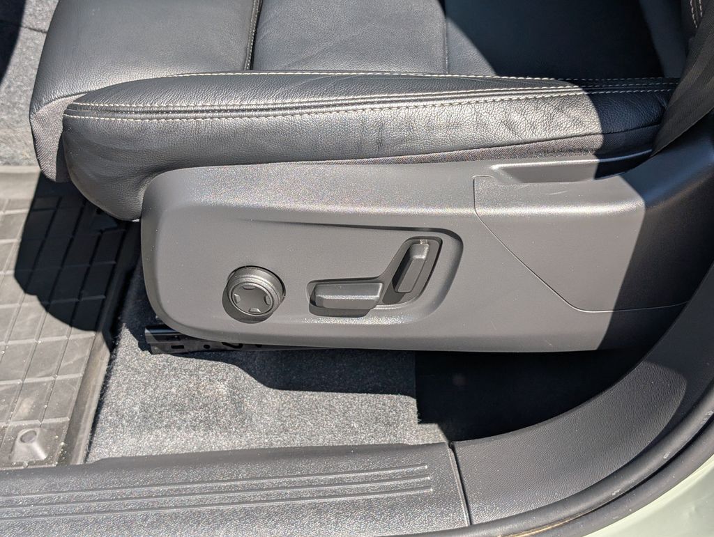 2023 Volvo XC40 B5 Plus Bright Theme Hunt Valley MD