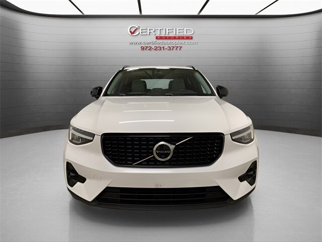 2023 Volvo XC40 B5 Plus Dark Theme