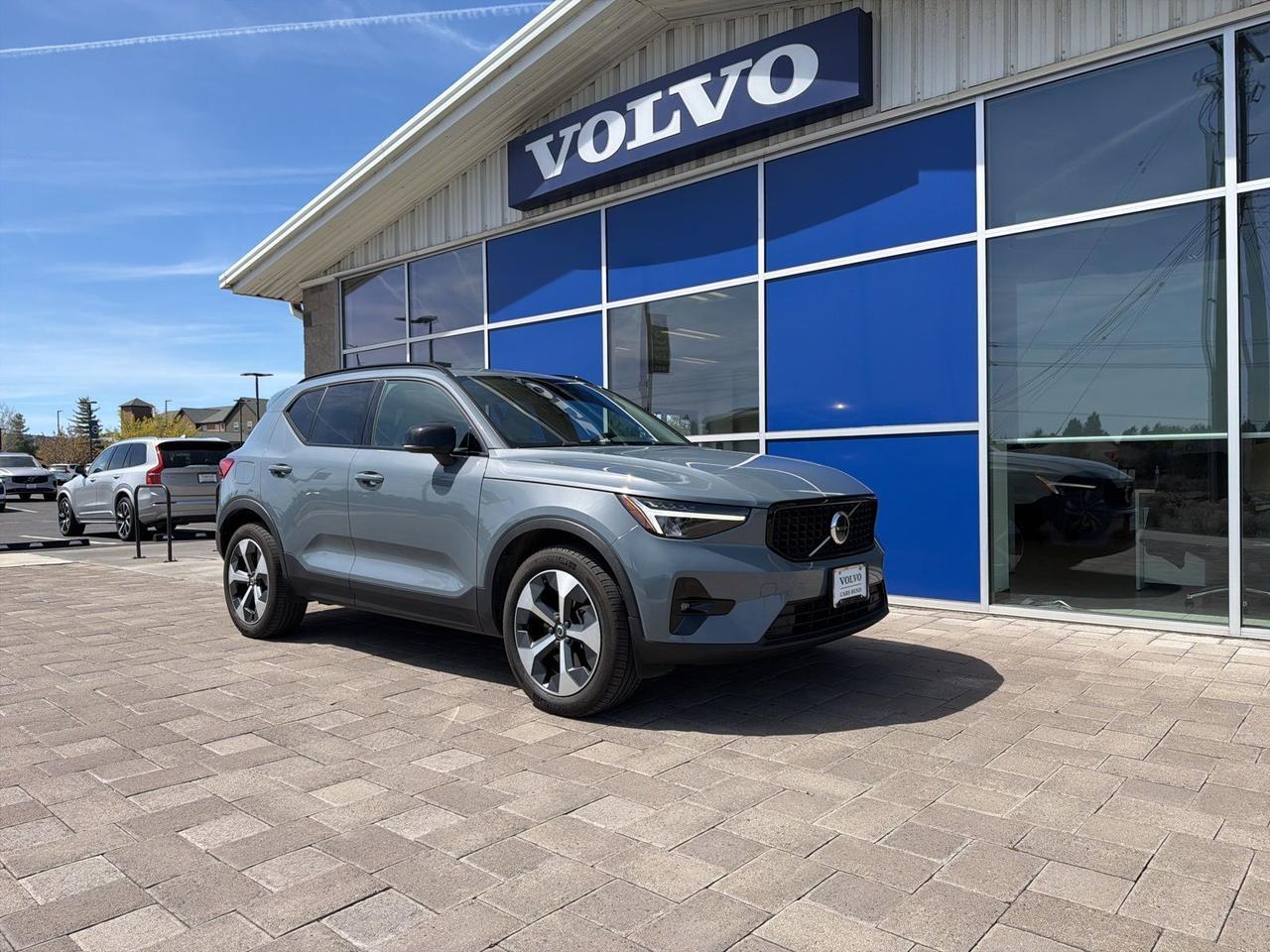 2023 Volvo XC40 B5 Plus Dark Theme